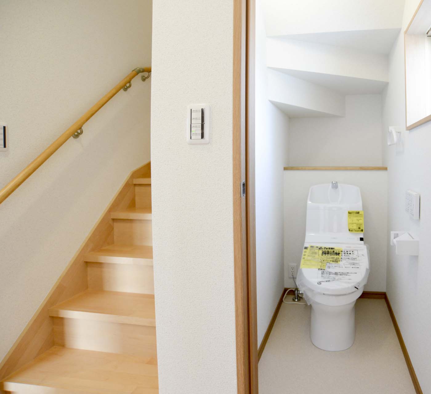 階段下のトイレ