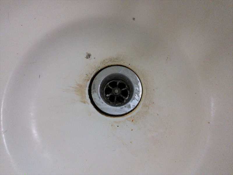 汚れた洗面台の排水口