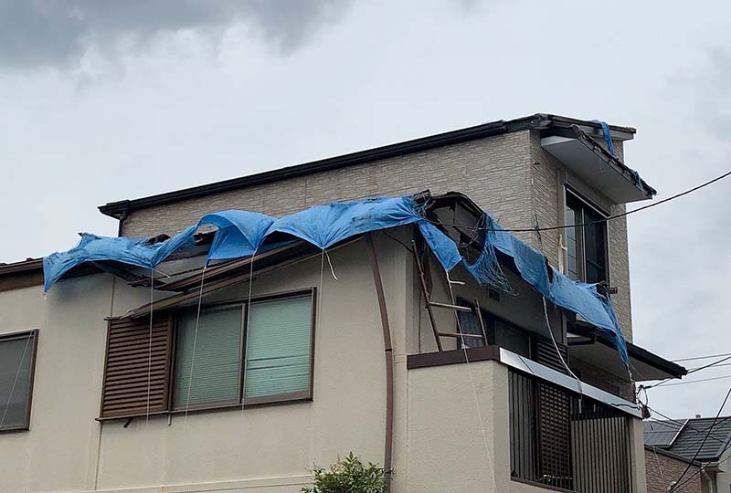 風災で破損した屋根