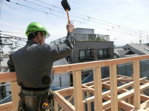 木造住宅の工事で上棟の瞬間